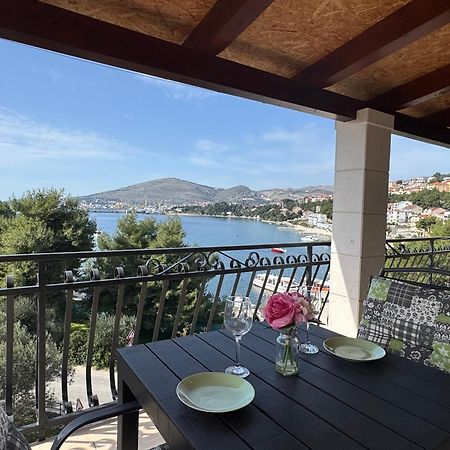 Apartments Villa Mirella 20 M From The Sea - Free Parking Trogir Dış mekan fotoğraf