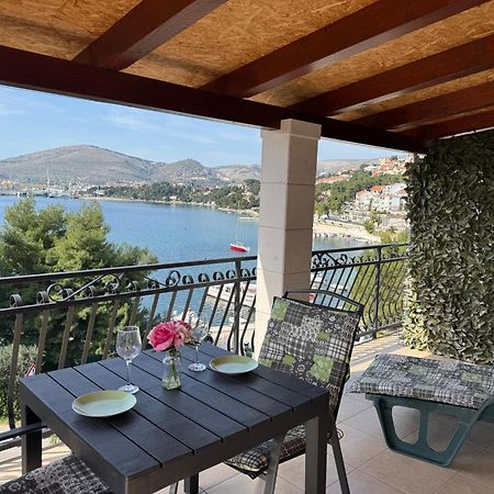 Apartments Villa Mirella 20 M From The Sea - Free Parking Trogir Dış mekan fotoğraf