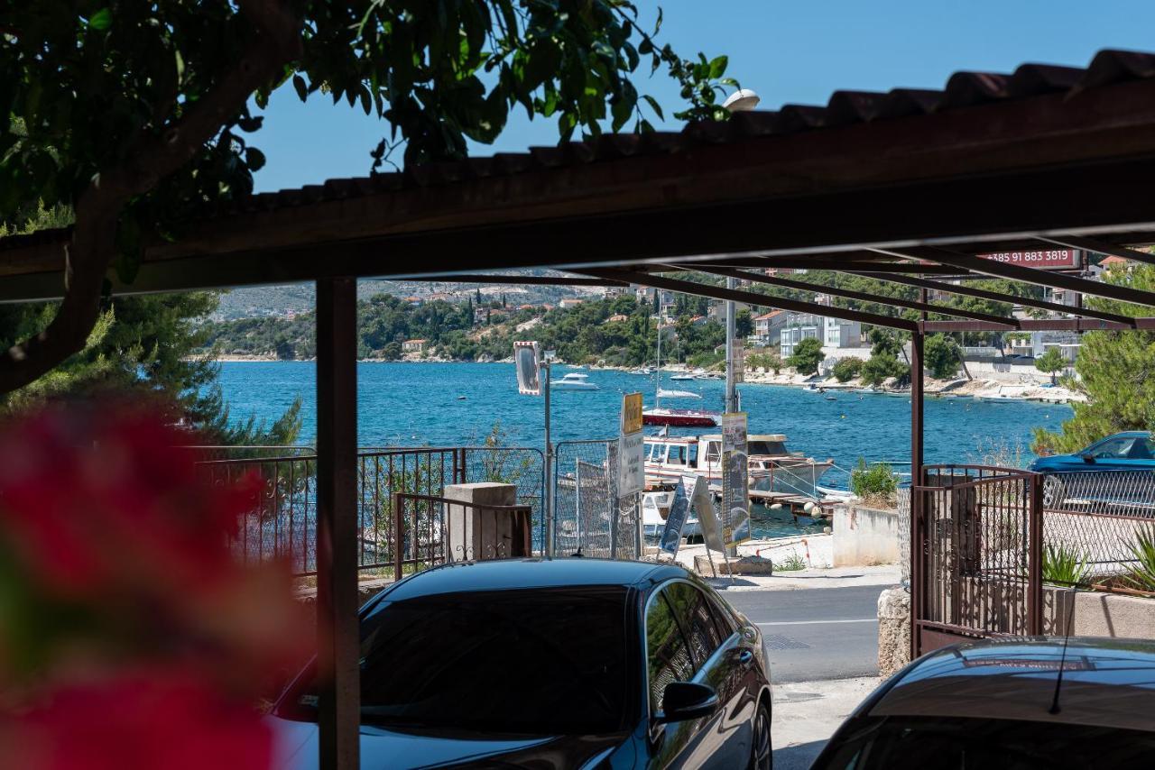 Apartments Villa Mirella 20 M From The Sea - Free Parking Trogir Dış mekan fotoğraf