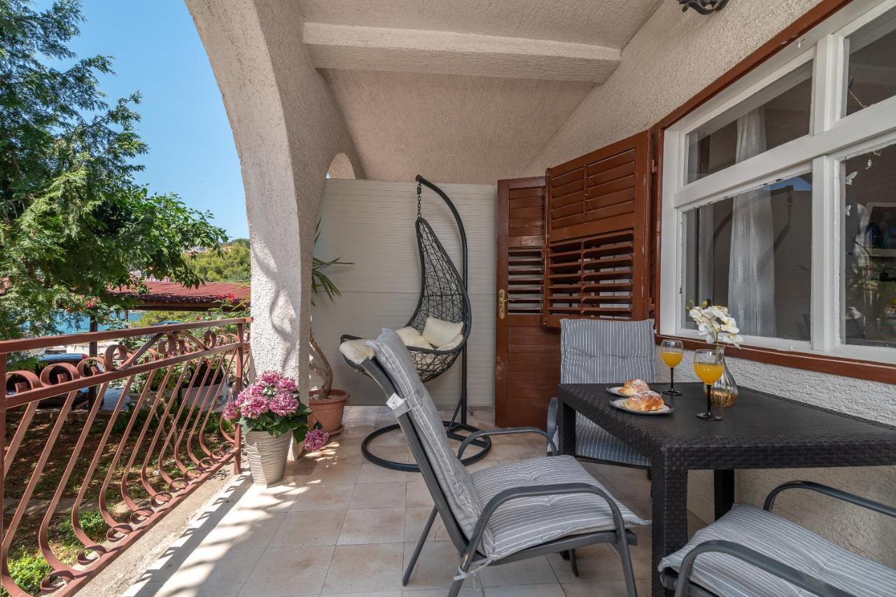 Apartments Villa Mirella 20 M From The Sea - Free Parking Trogir Dış mekan fotoğraf