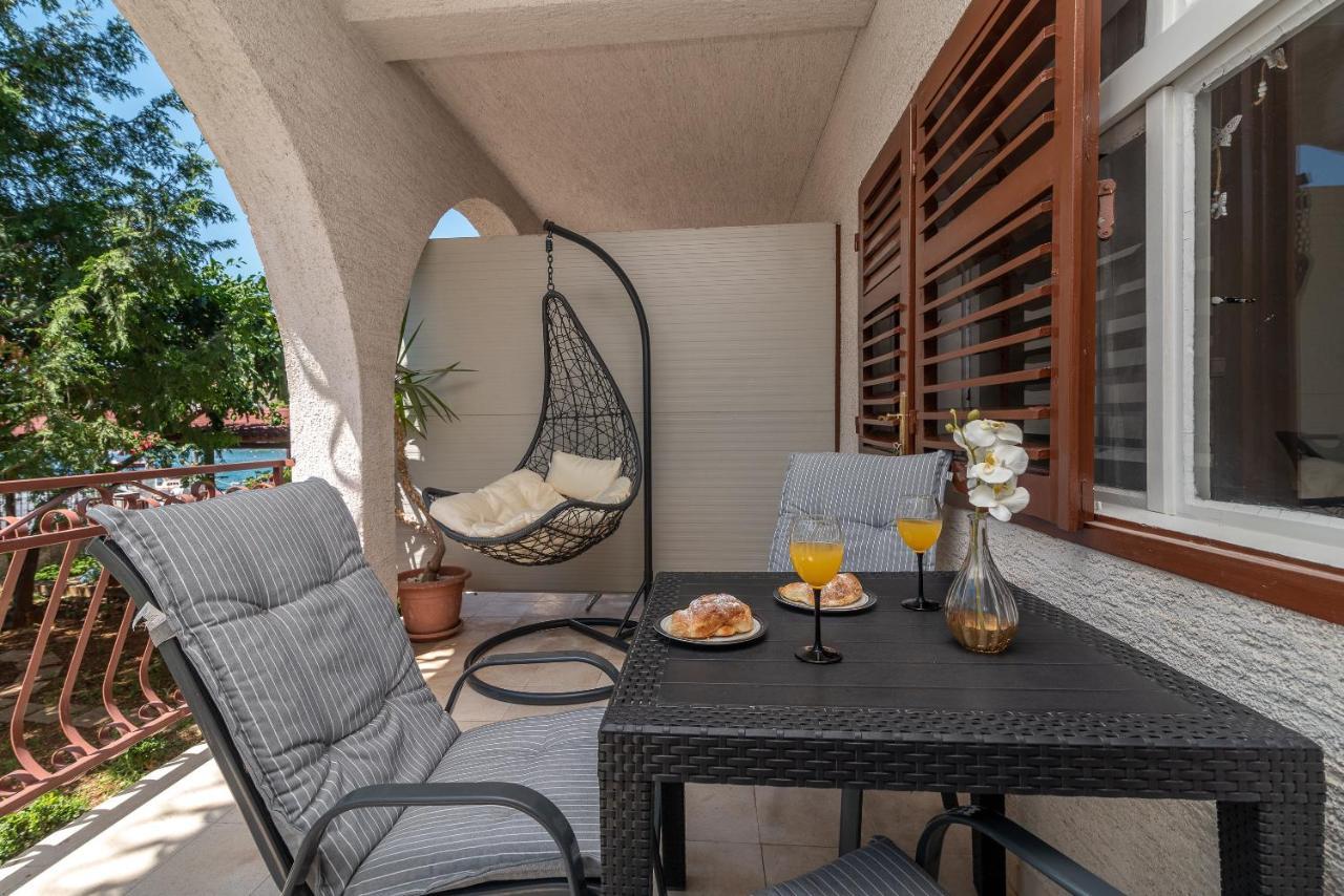 Apartments Villa Mirella 20 M From The Sea - Free Parking Trogir Dış mekan fotoğraf