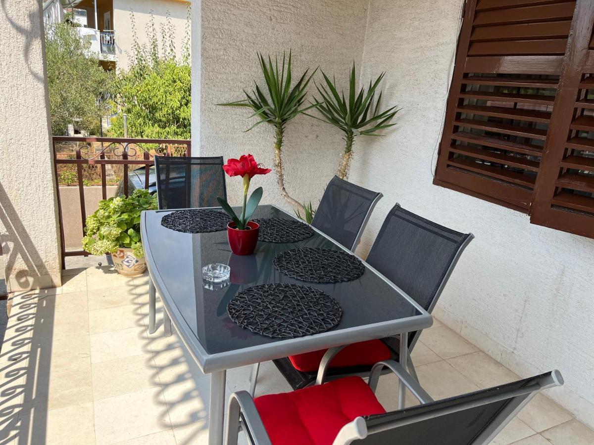 Apartments Villa Mirella 20 M From The Sea - Free Parking Trogir Dış mekan fotoğraf