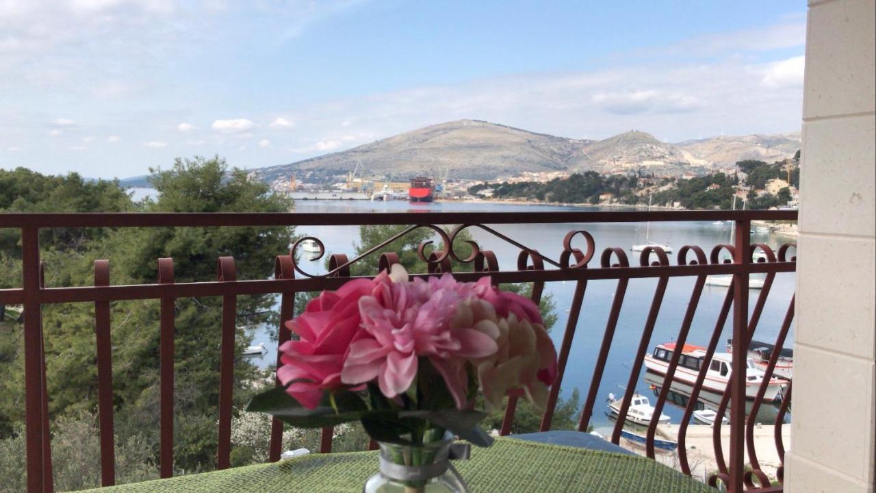 Apartments Villa Mirella 20 M From The Sea - Free Parking Trogir Dış mekan fotoğraf