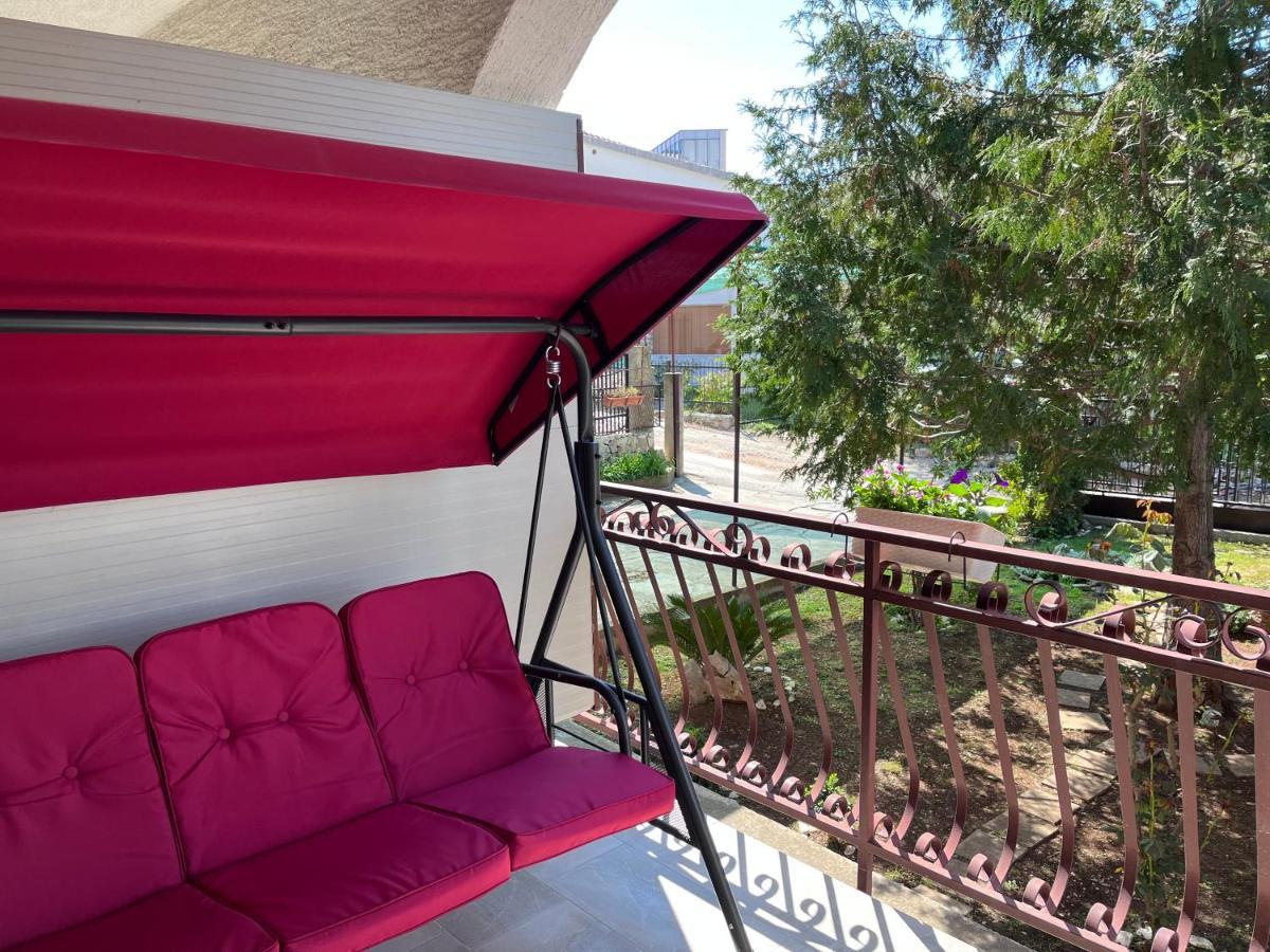 Apartments Villa Mirella 20 M From The Sea - Free Parking Trogir Dış mekan fotoğraf