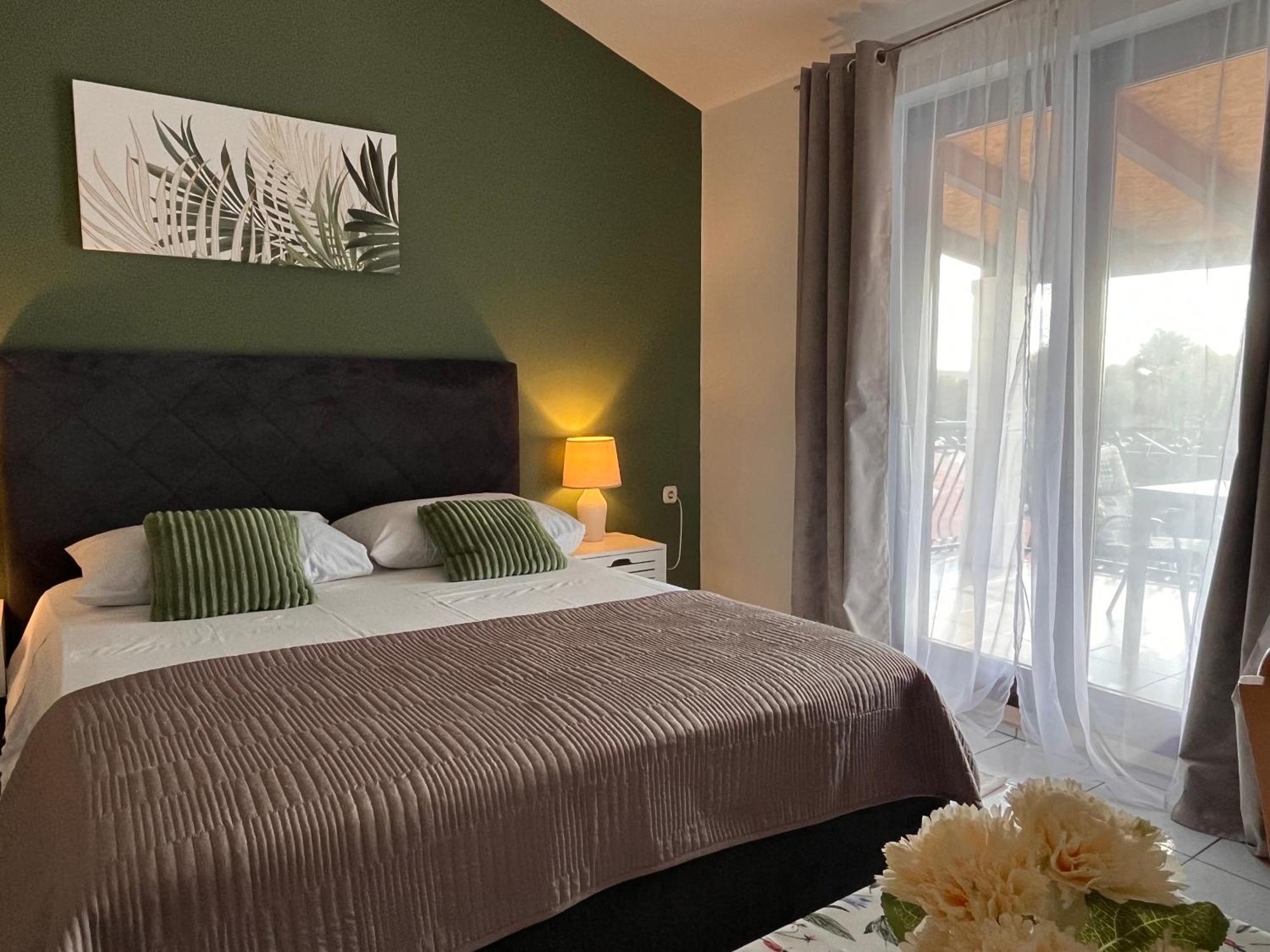 Apartments Villa Mirella 20 M From The Sea - Free Parking Trogir Dış mekan fotoğraf