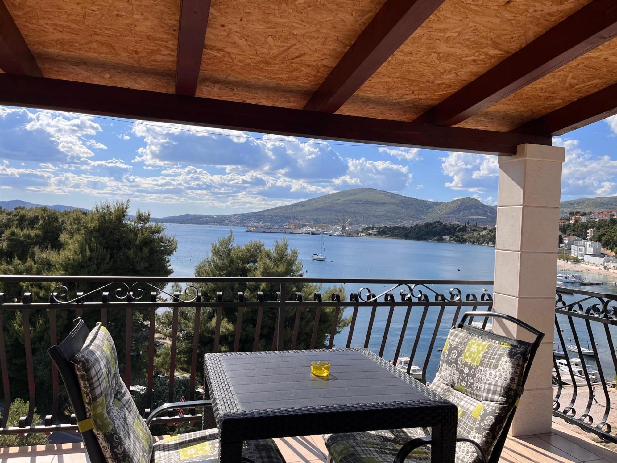 Apartments Villa Mirella 20 M From The Sea - Free Parking Trogir Dış mekan fotoğraf