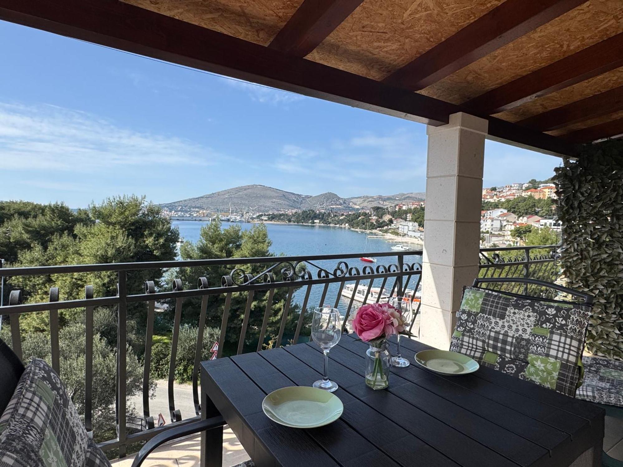 Apartments Villa Mirella 20 M From The Sea - Free Parking Trogir Dış mekan fotoğraf